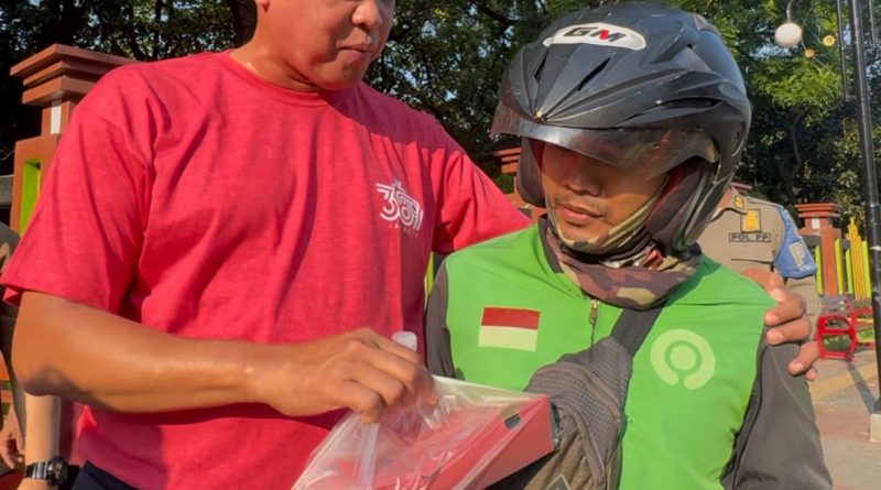 ASN Kota Bekasi Gelar Jum’at Berkah Wali Kota Bekasi Tri Adhianto Turun Langsung Bagikan Makanan untuk Warga dan Ojol