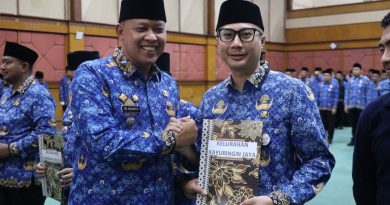Pimpin Apel di Balai Patriot, Wali Kota Serahkan Penghargaan UHC dan SPPT PBB-P2.
