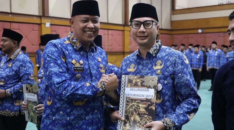 Pimpin Apel di Balai Patriot, Wali Kota Serahkan Penghargaan UHC dan SPPT PBB-P2.