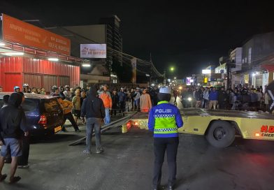 Unit Gakum Sat Lantas Polres Garut Tangani Laka Mobil Tabrak Warung Nasi Goreng