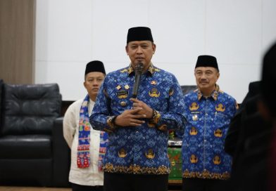 Gowes dari Rumah, Walikota Bekasi Hadiri Penyerahan SK Kepala Sekolah