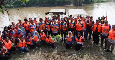 Susur Sungai hingga Tanam Pohon, Wawali Bekasi Ajak Warga Masyarakat Lebih Peduli Lingkungan