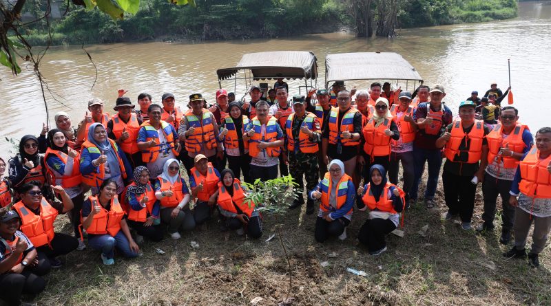 Susur Sungai hingga Tanam Pohon, Wawali Bekasi Ajak Warga Masyarakat Lebih Peduli Lingkungan