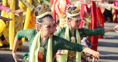 CFD BEKASI DIPADATI PENARI, TARI KOLOSAL RONGGENG NYENTRIK GUNCANG JALAN AHMAD YANI
