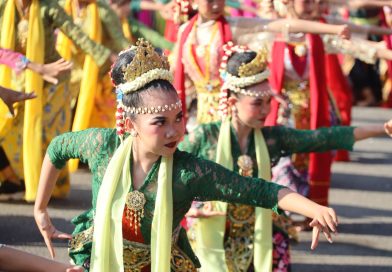 CFD BEKASI DIPADATI PENARI, TARI KOLOSAL RONGGENG NYENTRIK GUNCANG JALAN AHMAD YANI