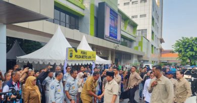 Wali Kota Bekasi Sambut Presiden RI Jenguk Korban Kecelakaan KA Bekasi Timur di RSUD CAM