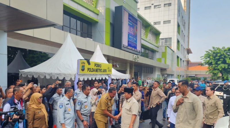 Wali Kota Bekasi Sambut Presiden RI Jenguk Korban Kecelakaan KA Bekasi Timur di RSUD CAM