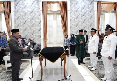 Bupati Garut Lantik Dua Kepala Desa PAW Cinunuk dan Mekarsari