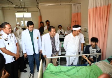 Wali Kota Bekasi Dampingi KDM Jenguk Korban, Pastikan Penanganan Maksimal di RS dan Tercover BPJS.