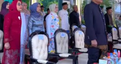Ketua DPRD Kabupaten Karawang beserta Istri menghadiri Upacara memperingati Hari Pendidikan Nasional