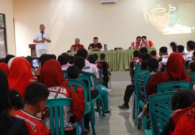 Tri Adhianto Beri Motivasi Klub Kota Baru FC, Tekankan Pembentukan Karakter Atlet Sejak Dini