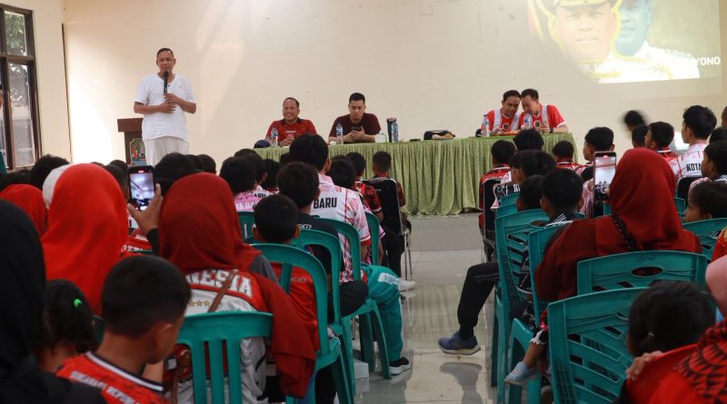 Tri Adhianto Beri Motivasi Klub Kota Baru FC, Tekankan Pembentukan Karakter Atlet Sejak Dini