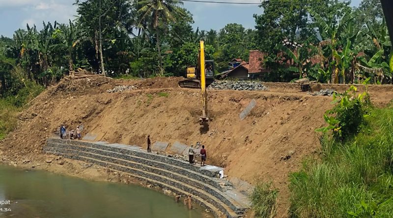 BBWS Citanduy Perbaiki Tanggul Sungai Cikawung di Desa Caruy, Warga Beri Apresiasi