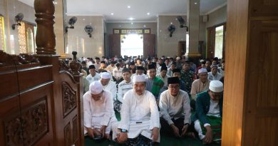 Plh. Wali Kota Bekasi Serahkan Bantuan Sapi Qurban Presiden di Masjid Al Mukhlisin Jatiasih