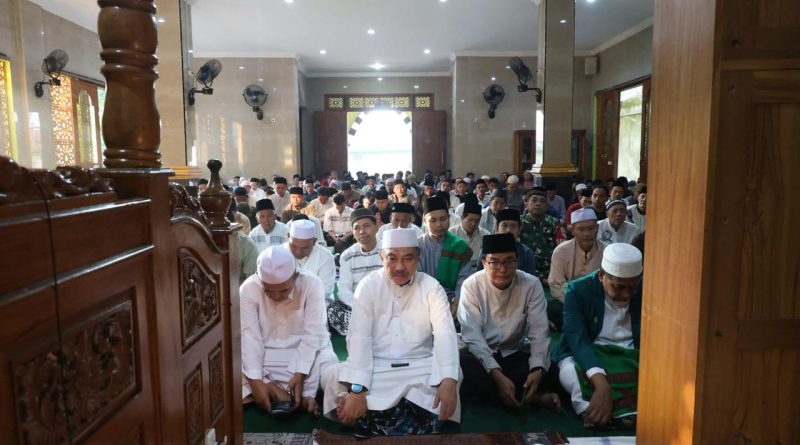 Plh. Wali Kota Bekasi Serahkan Bantuan Sapi Qurban Presiden di Masjid Al Mukhlisin Jatiasih