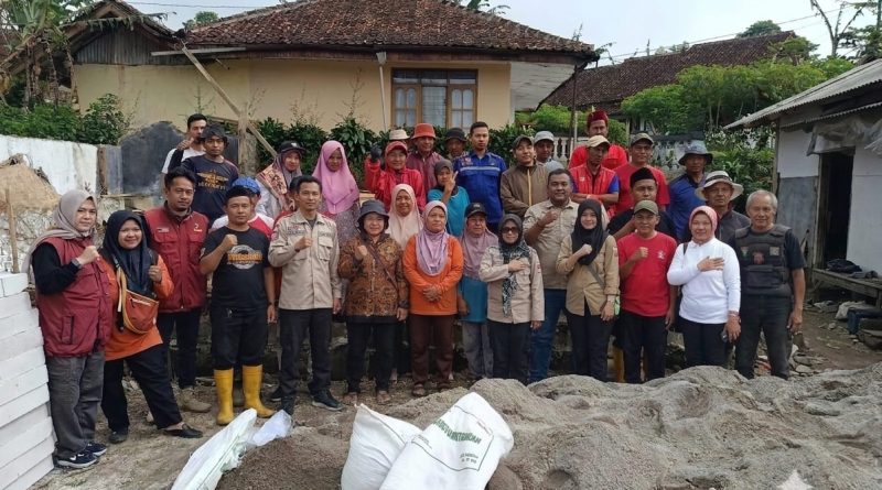 Dinsos Garut Terjunkan Pilar Sosial Bantu Rehabilitasi Rumah Ibu Minawati di Cilawu