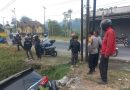 Polisi Lakukan Evakuasi Mobil Masuk Ke Parit Usai Hindari Motor Yang Hilang Kendali