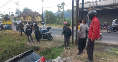 Polisi Lakukan Evakuasi Mobil Masuk Ke Parit Usai Hindari Motor Yang Hilang Kendali