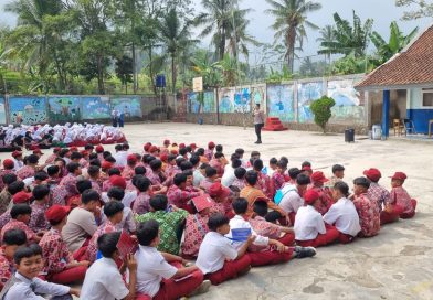 Tanamkan Kesadaran Sejak Dini, Polsek Malangbong Edukasi Bahaya NAPZA dan Stop Bullying kepada Siswa MPLS