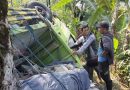 Diduga Rem Blong, Truk Bermuatan Material Bangunan Terguling di Pamulihan Garut, Polisi Lakukan Evakuasi