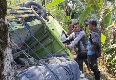 Diduga Rem Blong, Truk Bermuatan Material Bangunan Terguling di Pamulihan Garut, Polisi Lakukan Evakuasi