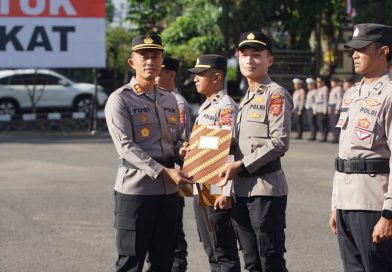 Kapolres Garut Berikan Penghargaan kepada Personel Berprestasi dan Masyarakat Yang Berkontribusi dalam Mendukung Tugas Kepolisian