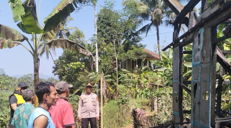 Diduga Akibat Korsleting Listrik, Rumah Panggung di Banjarwangi Ludes Terbakar
