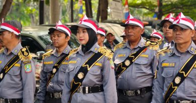 SATLINMAS KOTA BEKASI TAMPILKAN KEKOMPAKAN MELALUI LOMBA PERATURAN BARIS BERBARIS