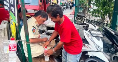Satpol PP Kota Bekasi Tangani Anggota Lansia yang Sakit dan Linglung di Stasiun Bekasi