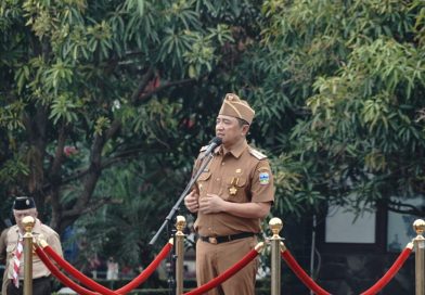 Bupati Garut Serahkan SK Kenaikan Pangkat dan Pensiun ASN, Sekaligus Terima Lencana Darma Bakti Pramuka