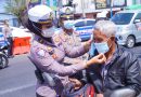 Jaga Kesehatan di Tengah Ancaman Debu Vulkanik, Polres Garut Bagikan 500 Masker Gratis