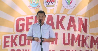 Wawali Harris Bobihoe Borong Produk UMKM Hasil Tangan Terampil Emak- Emak