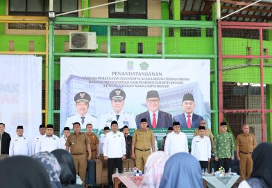 Wali Kota Bekasi Serahkan Hibah Aset Daerah Senilai Rp2,7M, Untuk Memaksimalkan Operasional Kemenag Kota Bekasi
