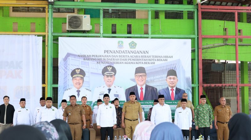 Wali Kota Bekasi Serahkan Hibah Aset Daerah Senilai Rp2,7M, Untuk Memaksimalkan Operasional Kemenag Kota Bekasi