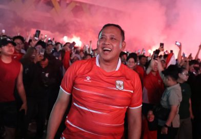 Saksikan Timnas Juara Bareng Warga, Tri Adhianto Bagi-Bagi Doorprize. Serunya Wali Kota Bekasi dan Warga Nobar Timnas di Plaza Patriot Chandrabhaga