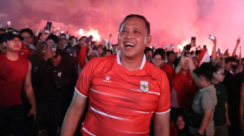 Saksikan Timnas Juara Bareng Warga, Tri Adhianto Bagi-Bagi Doorprize. Serunya Wali Kota Bekasi dan Warga Nobar Timnas di Plaza Patriot Chandrabhaga