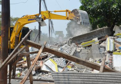PEMKOT BEKASI BONGKAR BANGLI TANAH APIT DI ATAS LAHAN PJT II