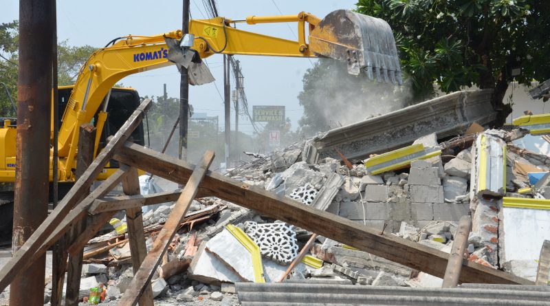 PEMKOT BEKASI BONGKAR BANGLI TANAH APIT DI ATAS LAHAN PJT II