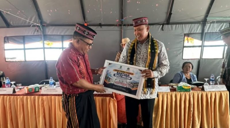 Wali kota Bekasi Tri Adhianto Serahkan Rp2,1 Miliar Bantuan Warga Bekasi untuk Bangun Rumah Sakit di Manggarai Timur NTT